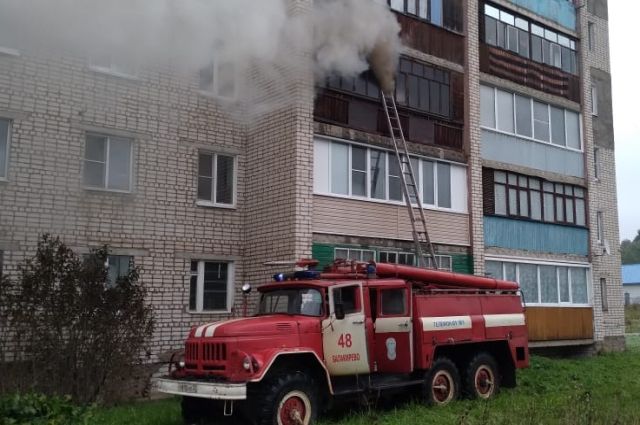Пожарные спасли двух человек из горящего девятиэтажного дома в Александрове