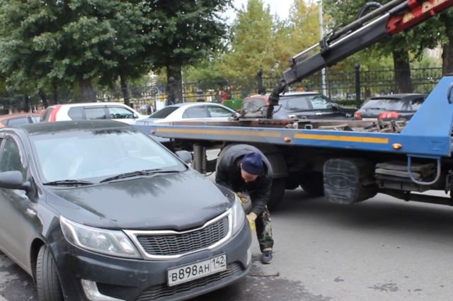 В Кемерове сотрудники ГИБДД эвакуировали машины нарушителей