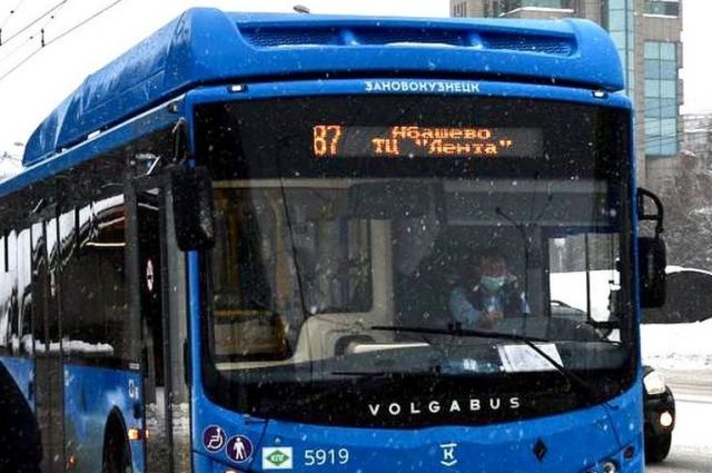 В Новокузнецке неизвестные обстреляли автобус №87