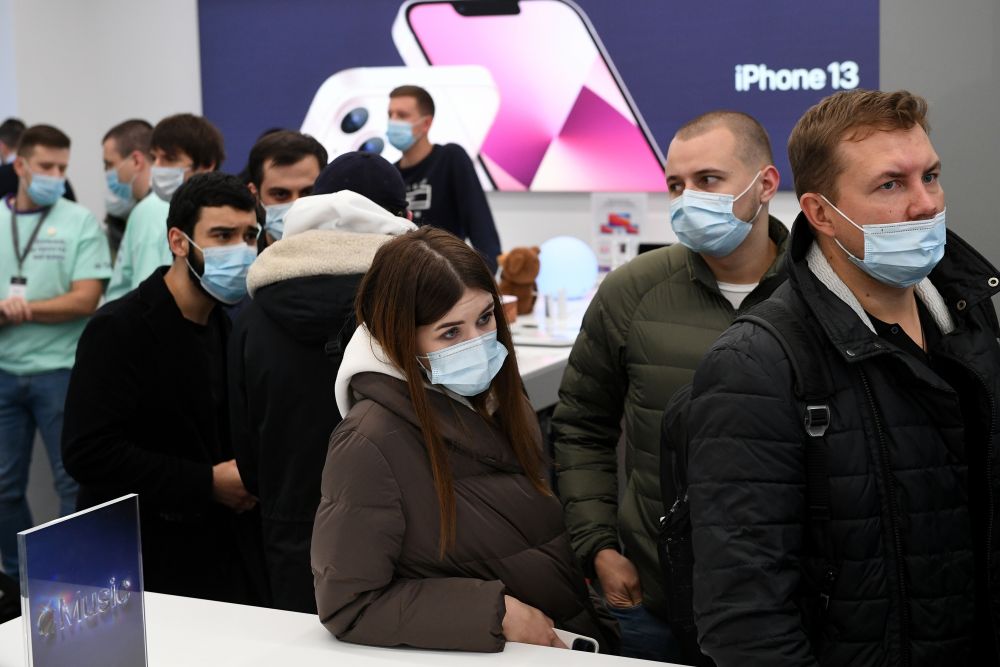 Покупатели в очереди в магазине re:Store на Тверской улице
