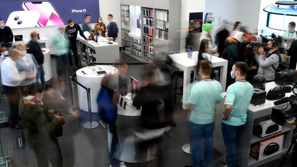 Покупатели в магазине re:Store на Тверской улице