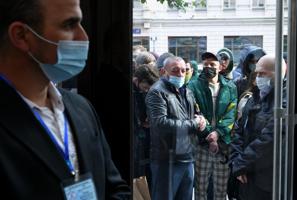 Очередь у входа в магазин re:Store на Тверской улице в Москве