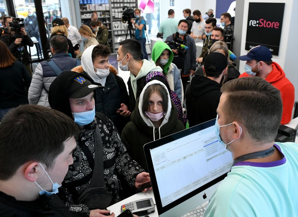 Очередь в магазине re:Store на Тверской улице в Москве