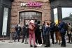 Очередь у входа в магазин re:Store на Тверской улице в Москве, где 24 сентября начались продажи устройств нового семейства iPhone 13
