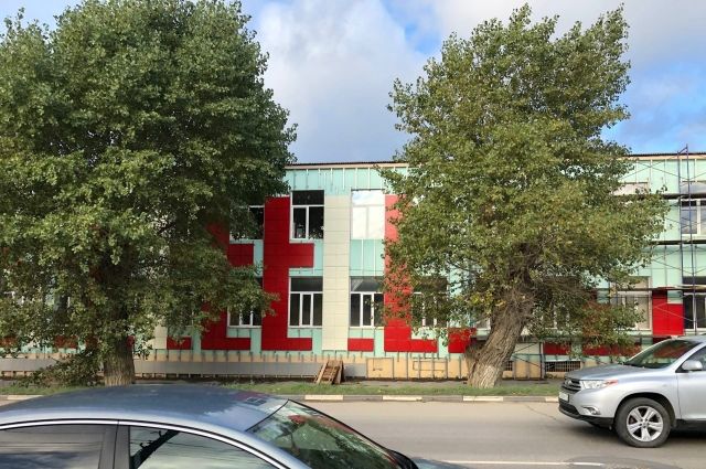 Здание машиностроительного колледжа в Туле обшивают красными панелями