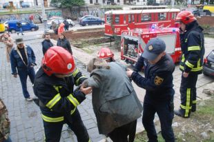 «Не могла сама выбраться»: в центре Львова пенсионерка упала в яму