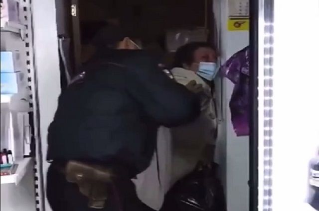 В Переволоцком районе задержали женщину без маски