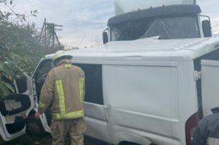 В Одесской области грузовик столкнулся с автомобилем: есть пострадавшие.