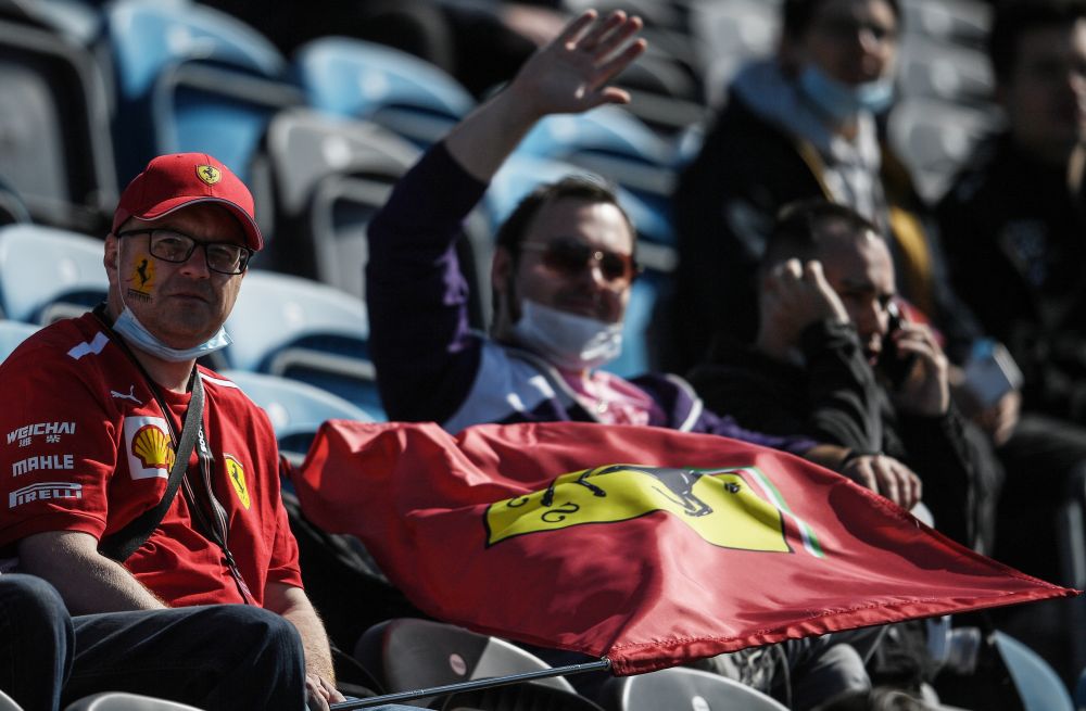 Болельщики команды Scuderia Ferrari во время свободного заезда на российском этапе чемпионата мира по кольцевым автогонкам в классе «Формула-1» Гран-при России в Сочи