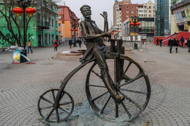 Памятник изобретателю велосипеда Е. М. Артамонову в Екатеринбурге.