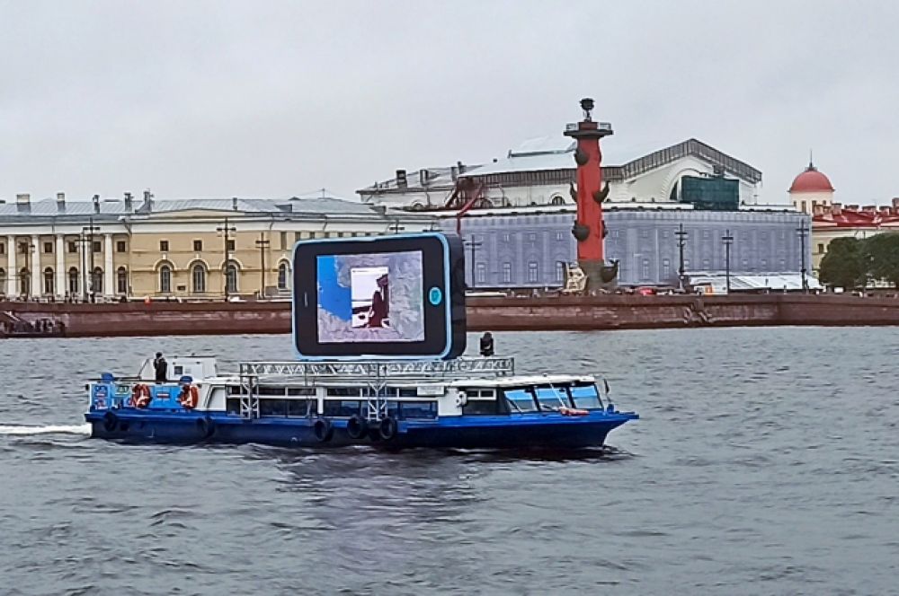 Такое вот петербургское ноу-хау) Вечером (в 21.00) на набережной ожидается большое шоу, вот и посмотрим...