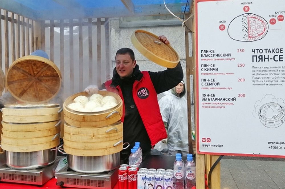 Стойкие его участники все выдержали, мужественно предлагая посетителям знаменитые угощения Колумбии, Китая, Вьетнама, Японии, Грузии, Мексики, Кореи и других стран.