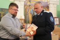 Председатель фонда «Хопёрцы» Андрей Воронцов подарил несколько экземпляров казачьим организациям 