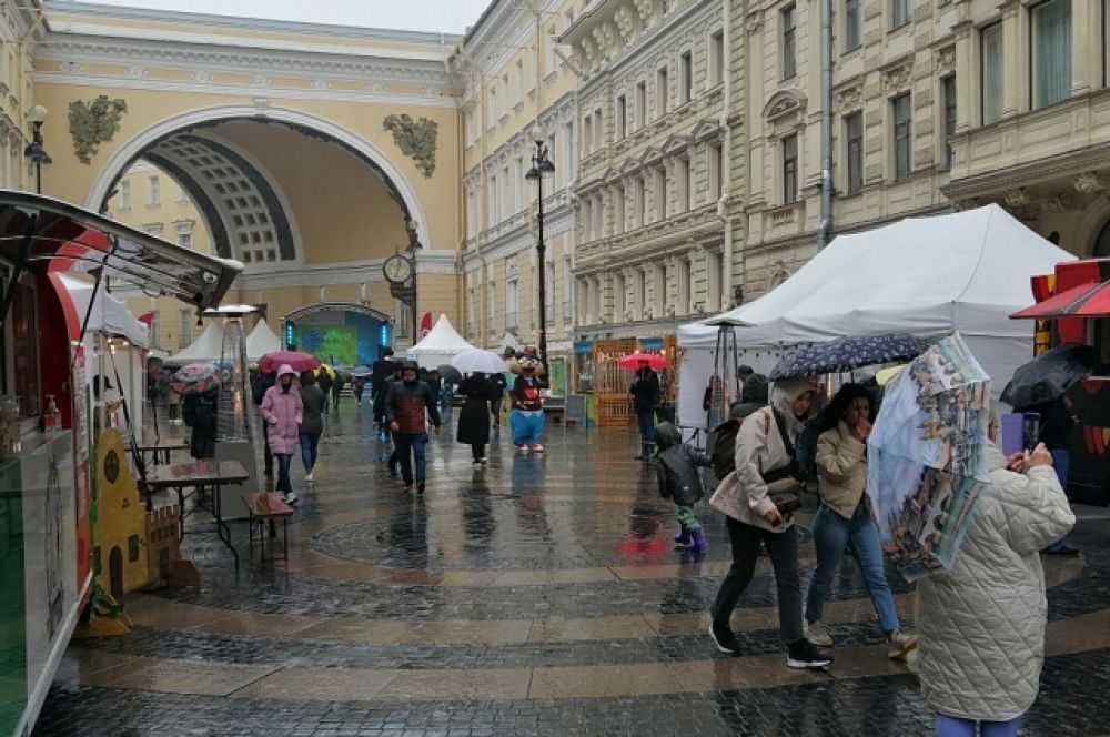 В полдень, под проливным дождем, начался гастрономический фестиваль «Кулинарные посольства».