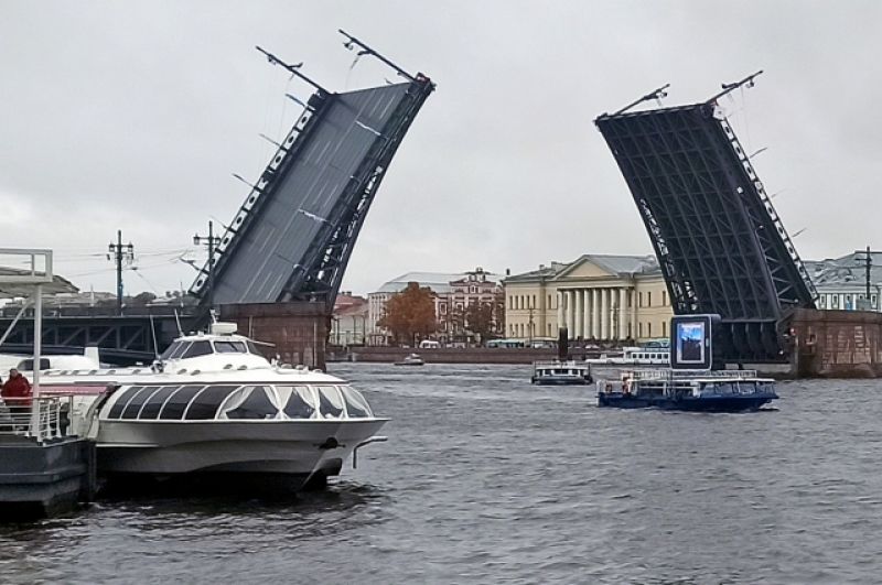 Кроме исторических яхт, мимо мостов по Неве шли огромные смартфоны, транслировавшие разного рода ролики. Они будут ходить так до вечера. 