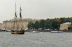Тем временем по Неве пошли суда. Такой парад в честь дня туризма проходит в Петербурге впервые: здесь и восстановленные исторические судна, и ведомственные, и парусные яхты.