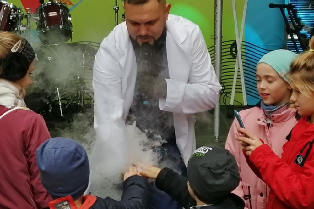 С разнообразными конкурсами...