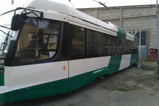 Разрисованный вандалами новый трамвай отмыли в Челябинске