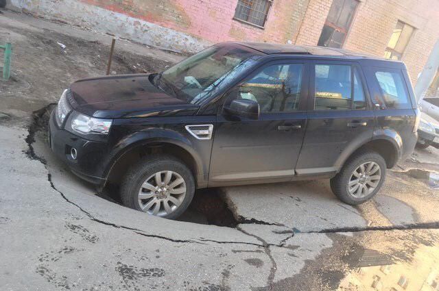 В Таганроге автомобиль провалился в яму на дороге