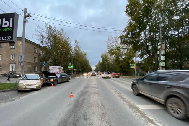 В Новосибирске BMW сбил пешехода на Мочищенском шоссе