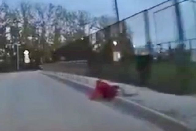 Мальчик толкнул друга на проезжую часть под колеса машины в Новосибирске