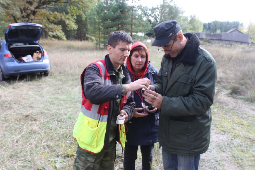 Руководитель поисково-спасательного отряда «Черноземье» Борис Неупокоев показывает, как пользоваться компасом
