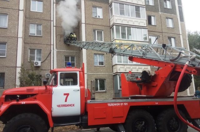 Жильцов многоэтажки эвакуировали из-за пожара в Челябинске