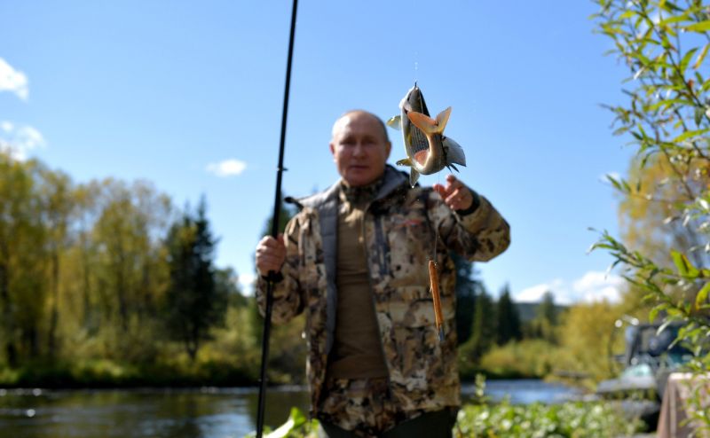 В ходе рыбалки президент России Владимир Путин поймал щуку и хариуса