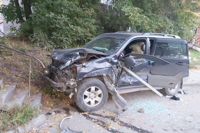 Водитель Toyota Land Cruiser врезался в дорожное ограждение в Новосибирске