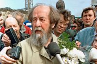 Жители Магадана встречают великого русского писателя Александра Солженицына, вернувшегося в Россию после 20-летнего изгнания. 08.05.1994