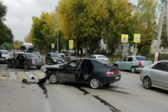 В Димитровграде при столкновении двух легковушек пострадали 6 человек