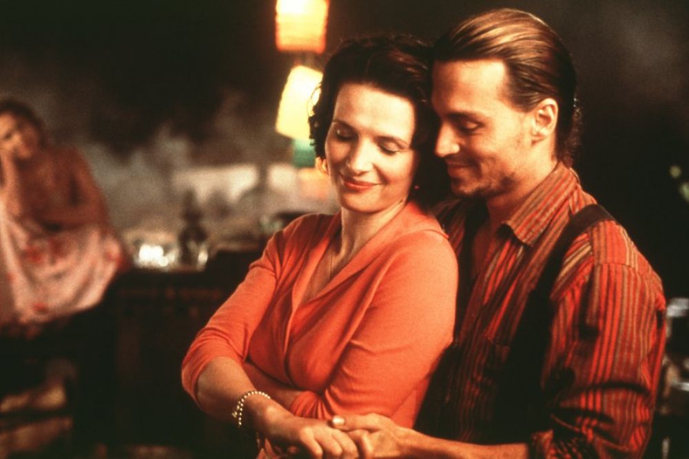 «Шоколад» (2000). В маленьком французском городке женщина по имени Виенн открывает лавку с волшебным шоколадом и начинает менять к лучшему жизни своих новых соседей. Фильм «Шоколад» - это америко-британская мелодрама от режиссера Ласе Хальстрёма, снятая по сюжету одноименного романа английской писательницы Джоанн Харрис. Фильм был номинирован на премию «Оскар» в 2001 году в пяти категориях