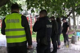 В Киеве мужчина убил женщину на детской площадке