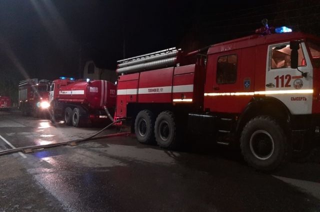 В Екатеринбурге спасатели тушат пожар у гипермаркета Metro