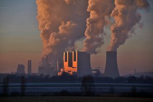 Тепловая электростанция «Нойрат» (Kraftwerk Neurath) в Гревенбройхе, Северный Рейн-Вестфалия, Германия. В качестве топлива использует бурый уголь, который доставляется по железной дороге из карьеров Рейнского угольного бассейна.