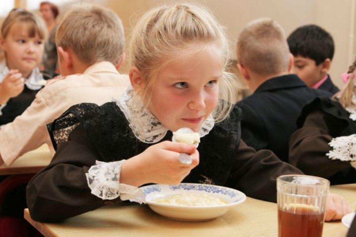 Ребенок овз питание в школе. Питание в школе. Обед школьника. Школьники едят в столовой. Дети едят в школьной столовой.