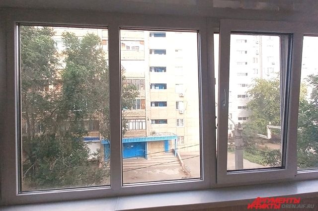 В Оренбурге девушка выпала из окна