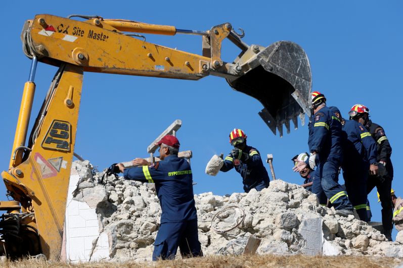 Во время поисково-спасательных работ после землетрясения в Аркалохори на острове Крит