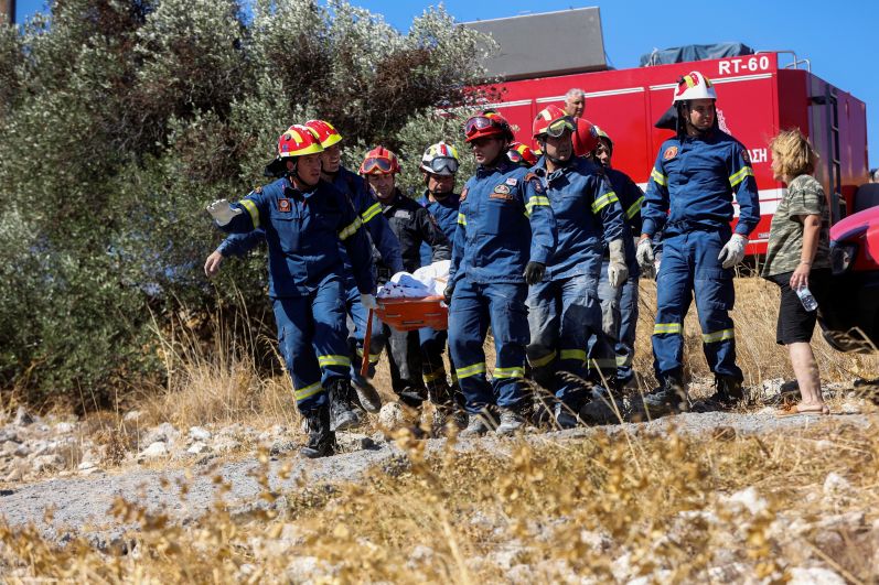 Во время поисково-спасательных работ после землетрясения в Аркалохори на острове Крит