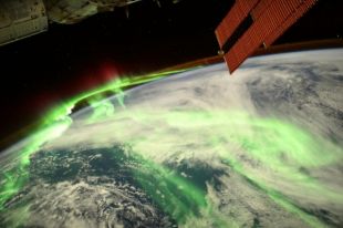 Астронавт показал, как выглядит яркое северное сияние из космоса.