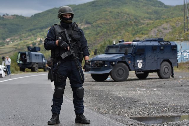 Сербская полиция блокирует дороги на границе с Косовом.