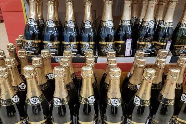 В РФ могут разрешить называть игристое вино на этикетке шампанским