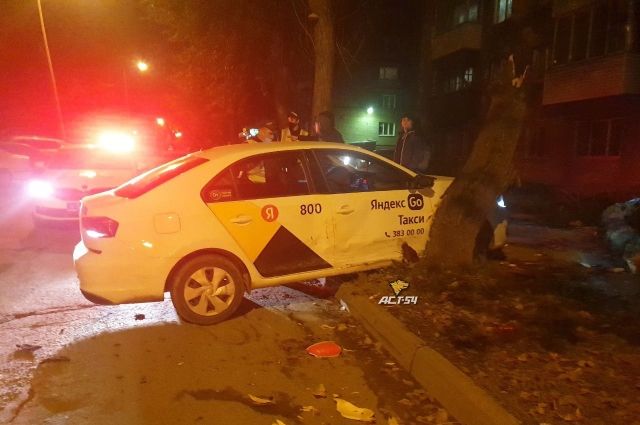 Водитель «Яндекс.Такси» врезался в дерево в Новосибирске