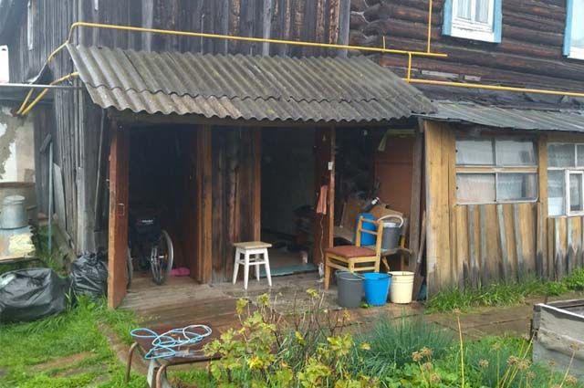 В Ижевске, в переулке Вольном, 92а, в двухэтажном деревянном бараке 1959 года постройки живут четверо инвалидов. 