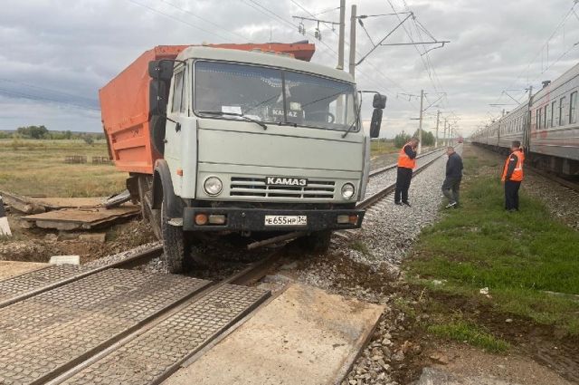 В Волгоградской области произошло ДТП КамАЗа с поездом Адлер-Чита