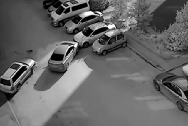 Водитель устроил массовое ДТП во дворе на улице Снежиной в Новосибирске