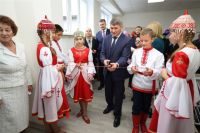 Вместе с будущими читателями глава республики Олег Николаев открывает пятую по счёту библиотеку нового поколения.