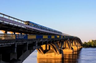 В Киеве по мосту Метро ограничат движение транспорта.