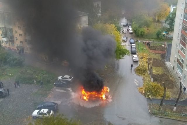 Во дворе дома в Новосибирске сгорел микроавтобус