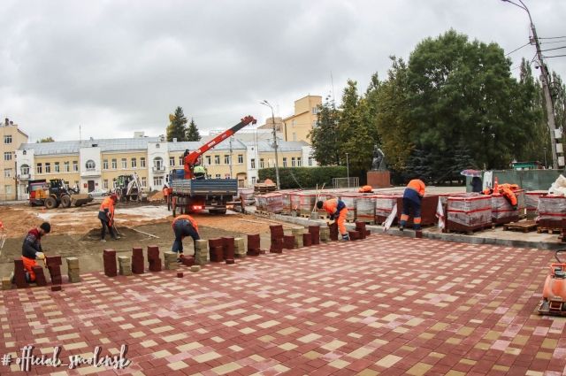 Ремонтные работы доделывают на улице Октябрьской революции в Смоленске